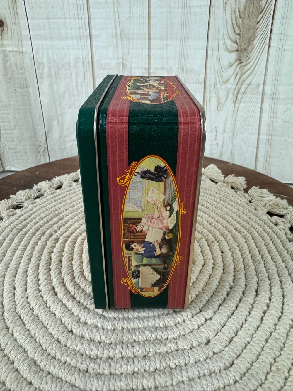Crayola Vintage Keepsake Tin - Green & Burgundy includes 64 crayons.